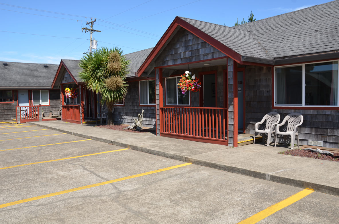 Exterior of the Surf & Sand Inn